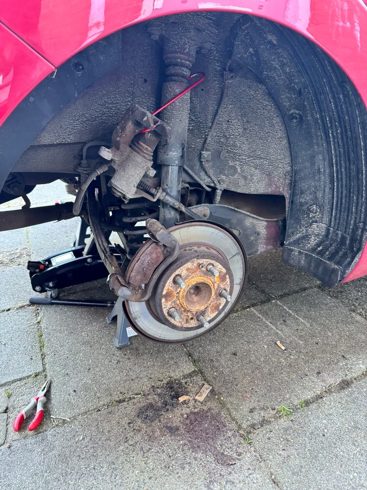 Remschijf en naaf tijdens een reparatie op locatie
